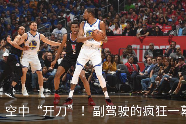 空中“开刀”！副驾驶的疯狂一幕，乘客团结抗击劫机危机